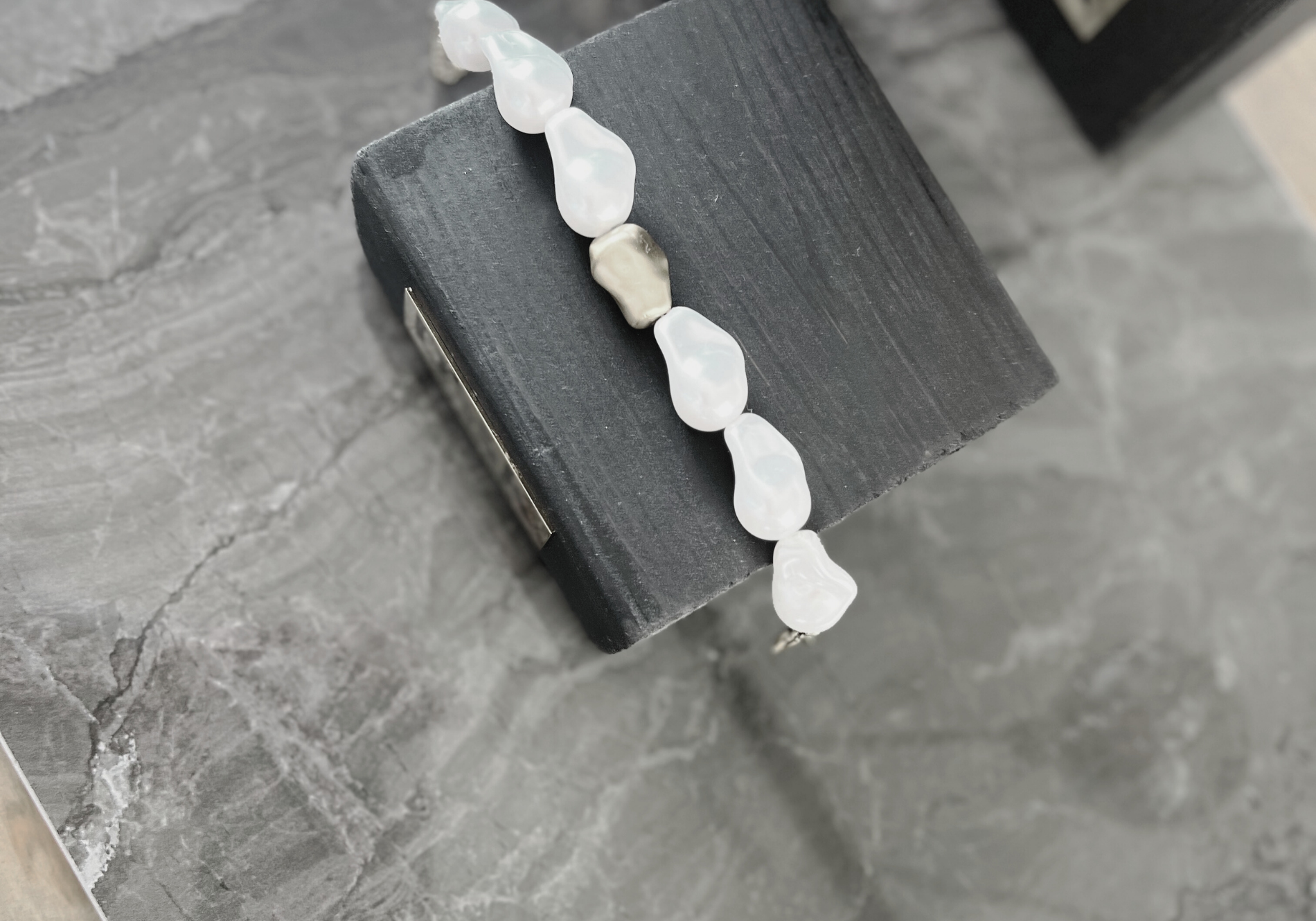 Joy Waterproof Korte Parel Statement Armband 18K Verguld, DNSK Kopenhagen