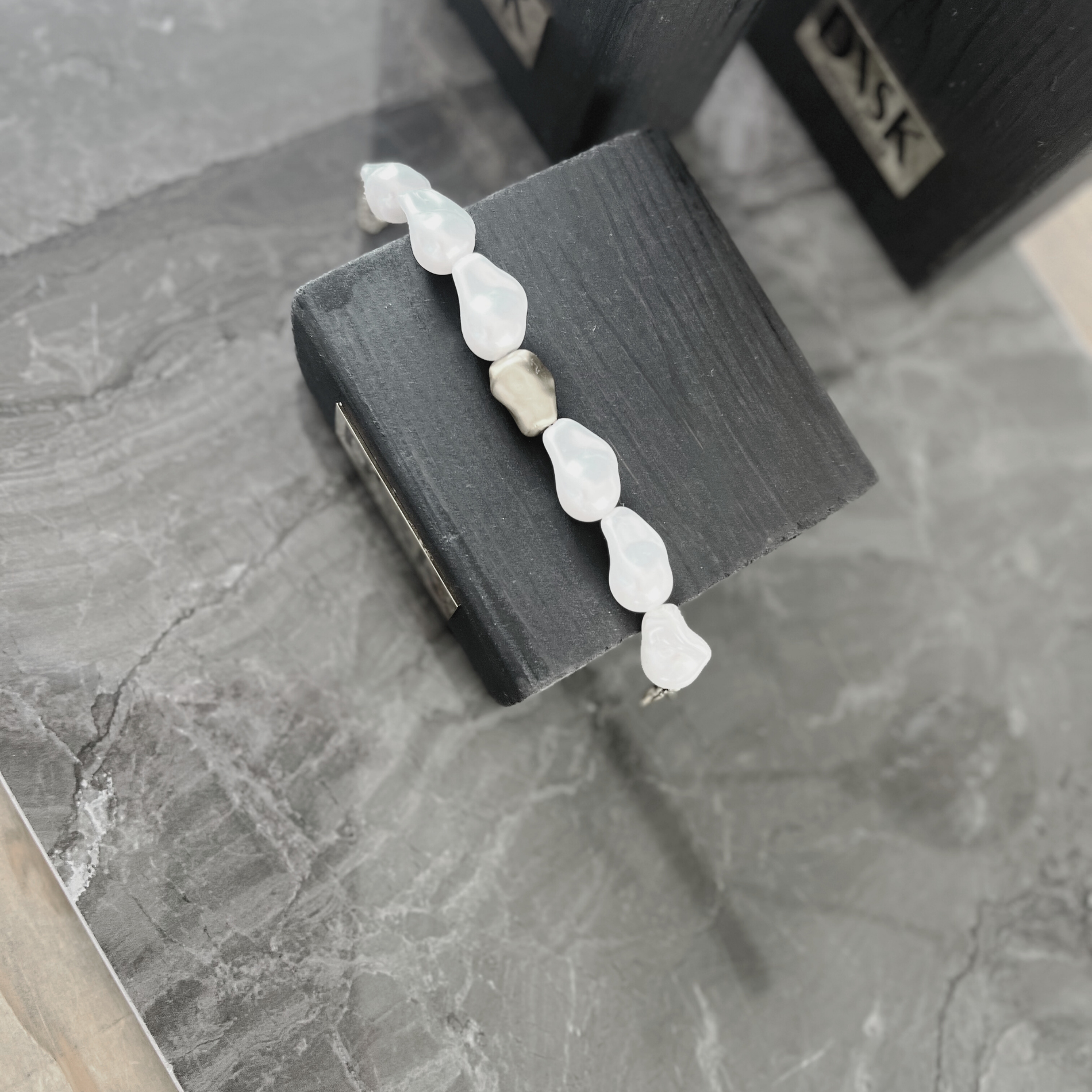 Joy Vattentåliga Kort statementarmband med pärla 18K guldplätering, DNSK Copenhagen