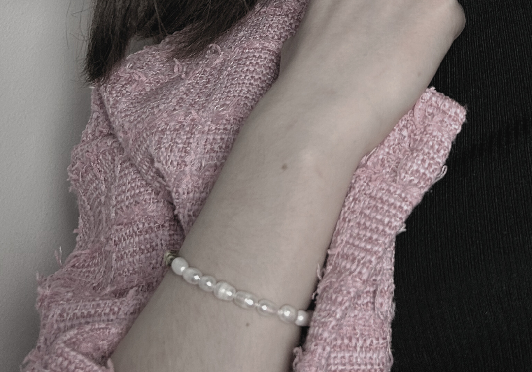 Joy Waterproof Bracelet élastique en perles d'eau douce irrégulières et boules plaqué or 18K, DNSK Copenhagen