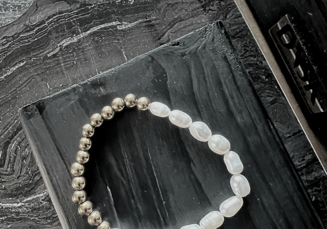 Joy Waterproof Bracelet élastique en perles d'eau douce irrégulières et boules plaqué or 18K, DNSK Copenhagen