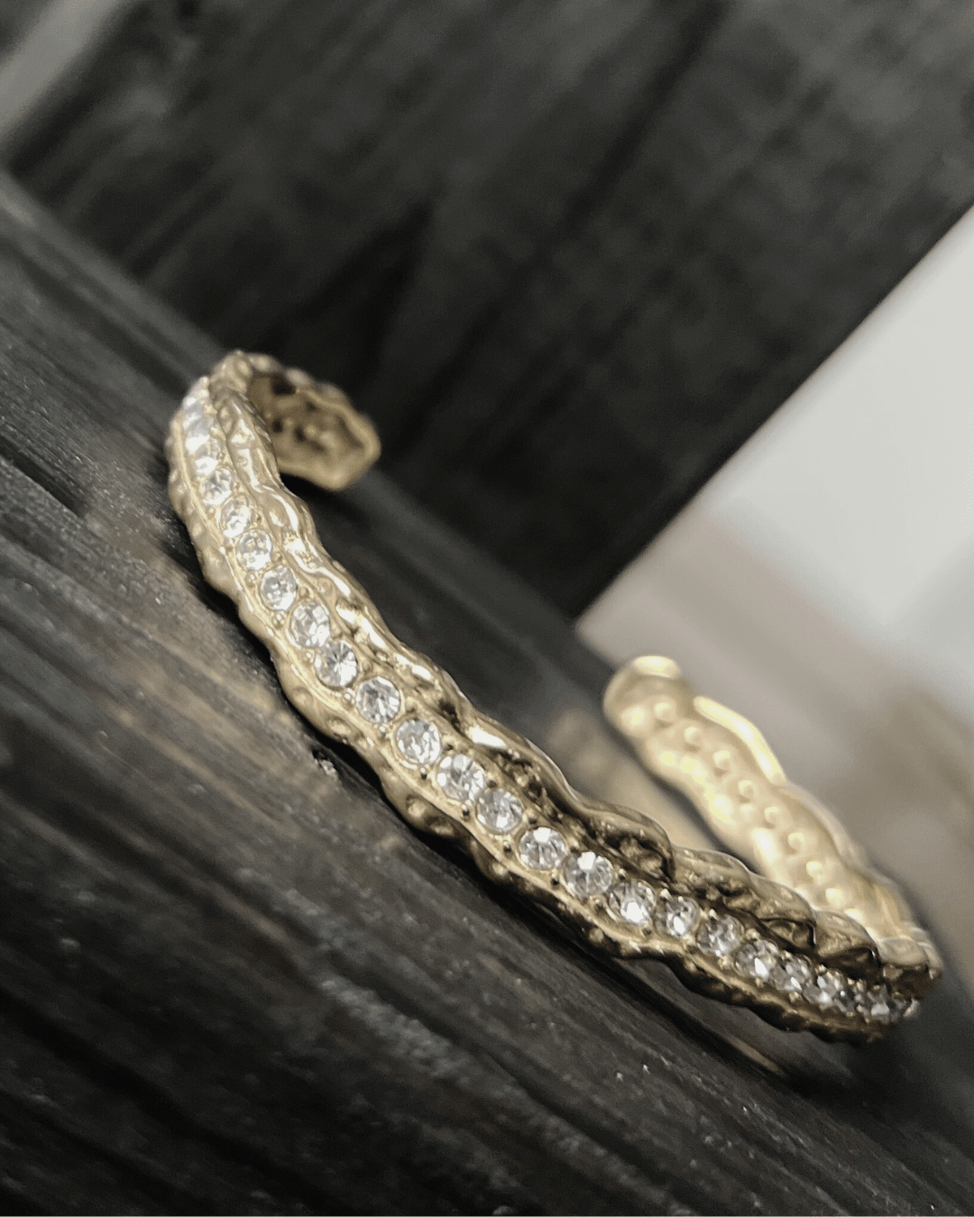 Joy Waterproof CZ massiccio Cuff Bracciale placcato in oro 18 carati -DNSK Copenhagen