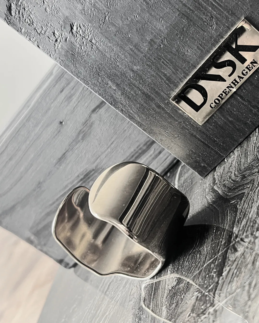 Courage Waterproof Declaración Curva Cuff Pulsera plateada, DNSK Copenhagen