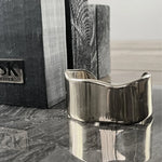 Courage Waterproof Declaración Curva Cuff Pulsera plateada, DNSK Copenhagen