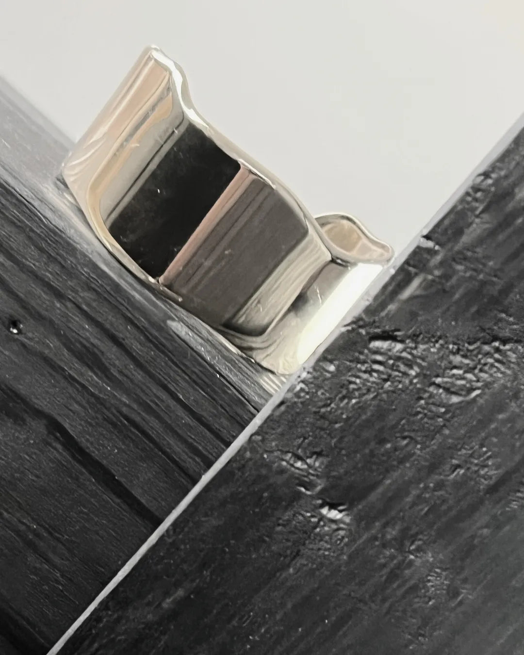 Courage Waterproof Declaración Curva Cuff Pulsera plateada, DNSK Copenhagen