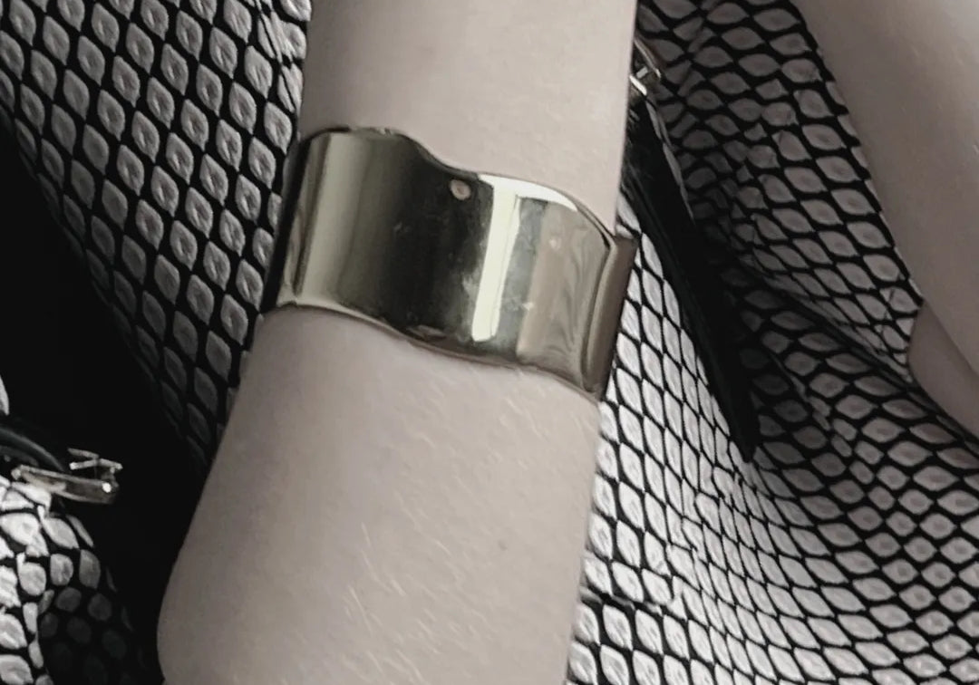 Courage Waterproof Statement Curve Cuff Armband 18K Verguld, DNSK Kopenhagen