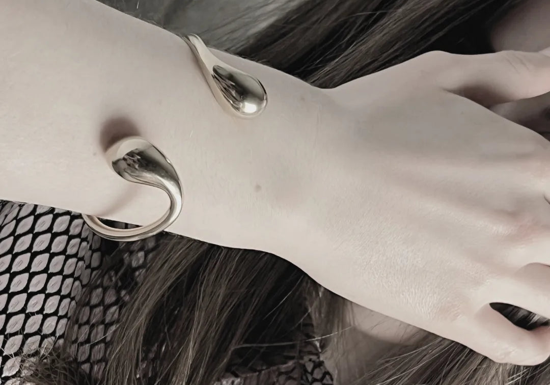 Passion Waterproof Drop Cuff Bracelet plaqué argent, DNSK Copenhagen