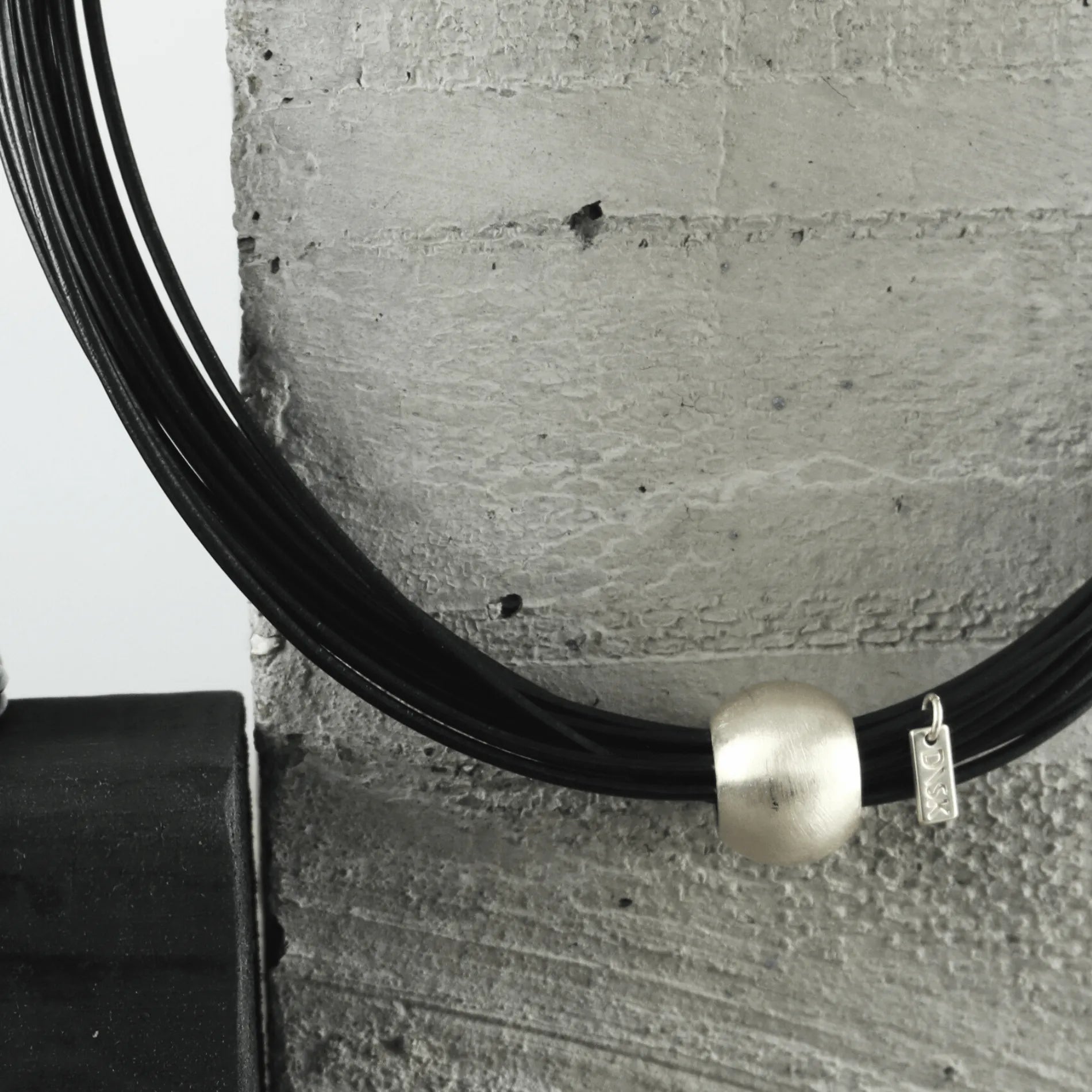 Nostalgia Short Ball Leather Necklace Gold PlatingDNSK Copenhagen
