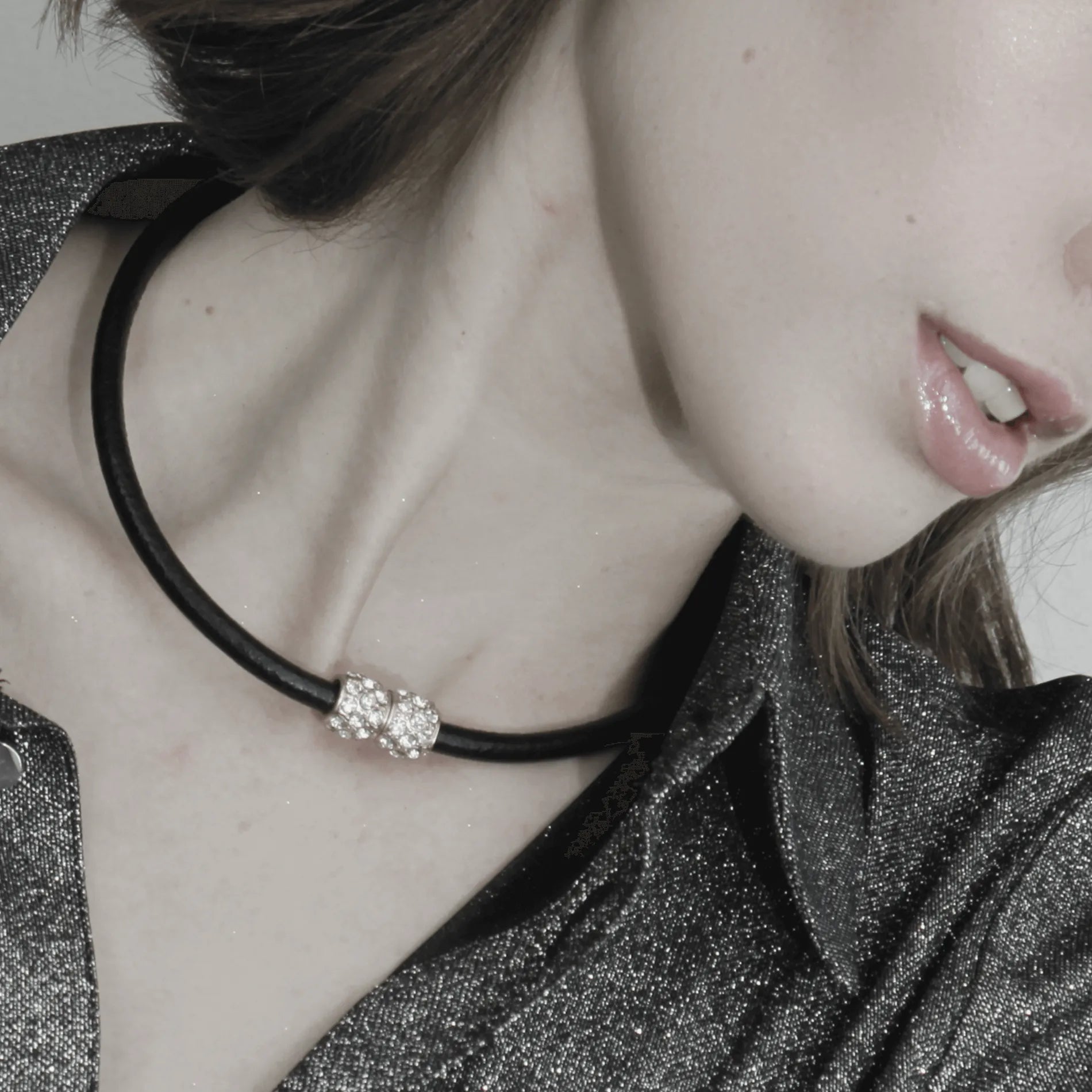 Audrey IN:STORE Short Magnet Crystal Leather Necklace Gold PlatingDNSK Copenhagen