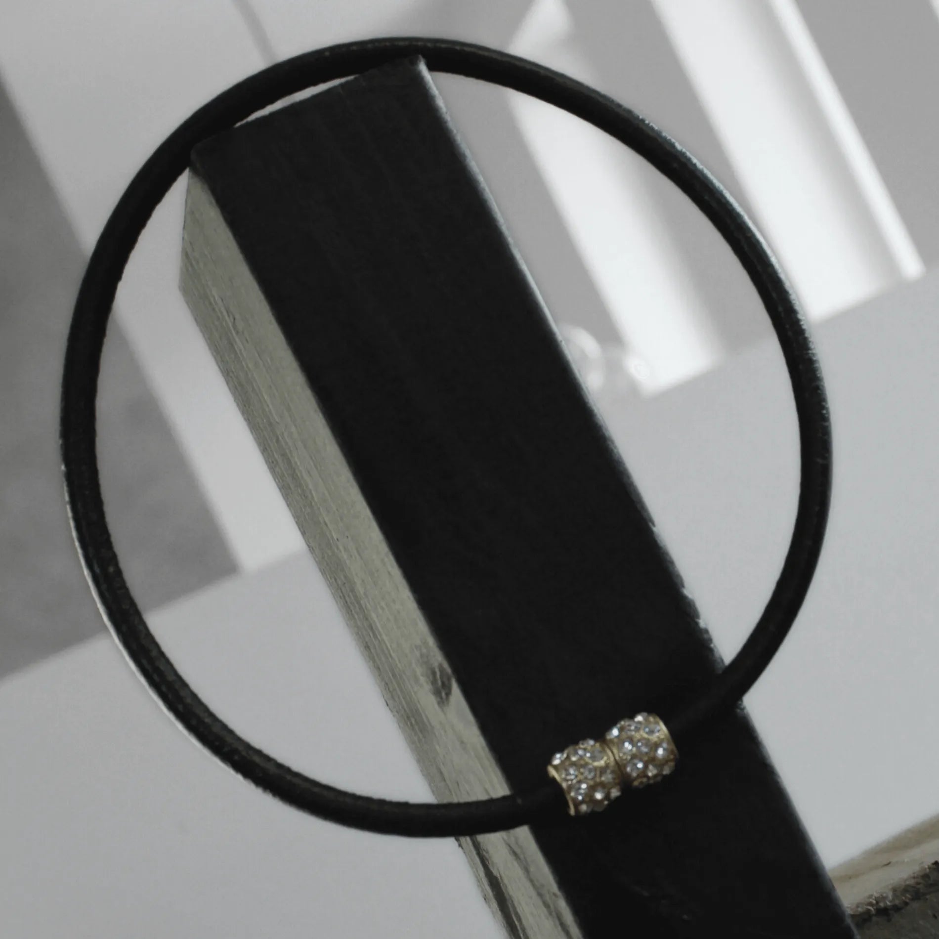 Audrey IN:STORE Short Magnet Crystal Leather Necklace Gold PlatingDNSK Copenhagen