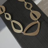 Alaya IN:STORE Kurze asymmetrische Halskette Vergoldung