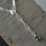 Audrey IN:STORE Kort smaragdhalsband Silverplätering, DNSK Copenhagen