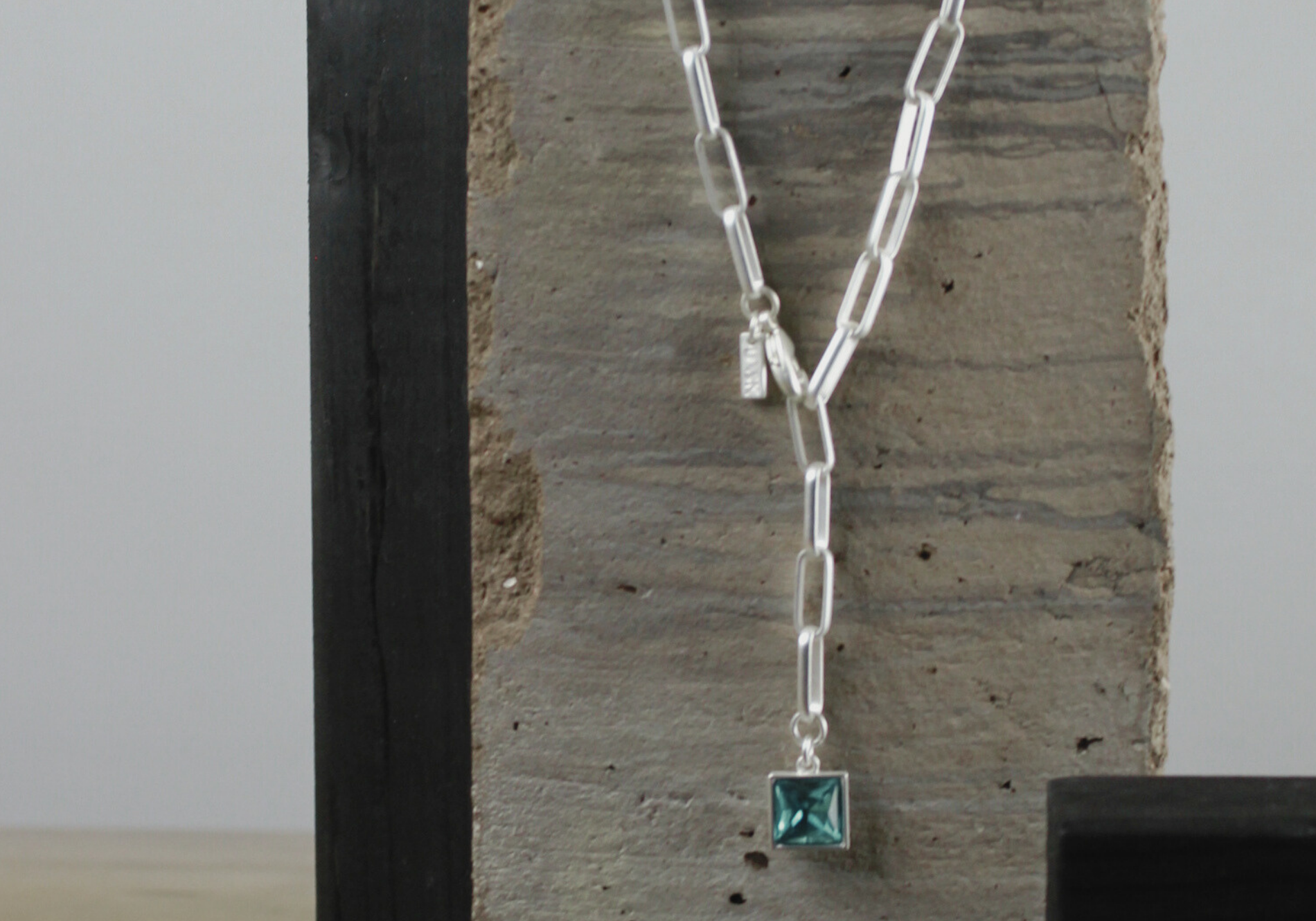 Audrey IN:STORE Short Sapphire Necklace Silver Plating, DNSK Copenhagen