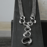 Anastazia IN:STORE Collana lunga a maglia fluida placcata argento, DNSK Copenhagen