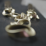 Anastazia IN:STORE Långt stickat fluidhalsband guldplätering