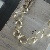 Anastazia IN:STORE Kort stickat flytande halsband guldplätering