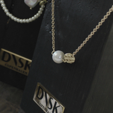 Audrey IN:STORE Korte stippel & parelketting verguld