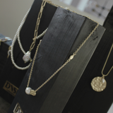 Audrey IN:STORE Korte stippel & parelketting verguld