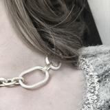 Tula IN:STORE Kort 2-tons asymmetriskt ovalt ringhalsband Silverplätering