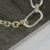 Tula IN:STORE Korte 2-Tone Asymmetrische Ovale Ring Ketting Verguld