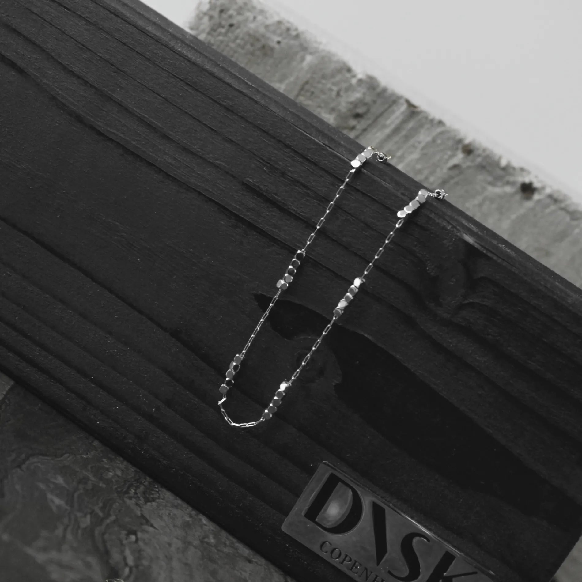 Passion Waterproof Korte Vierkante Mini Kralenketting Verzilverd, Dansk Copenhagen