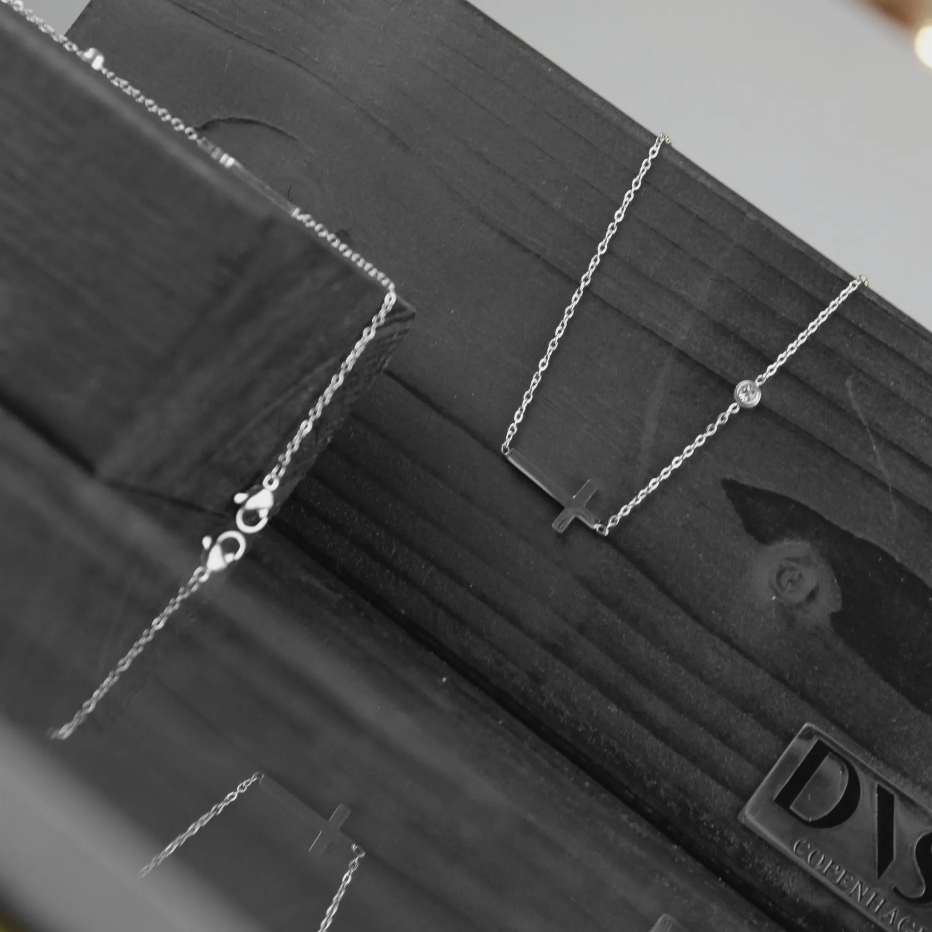 Love Waterproof Korte Heldere CZ Kruisketting Verzilverd, Dansk Copenhagen