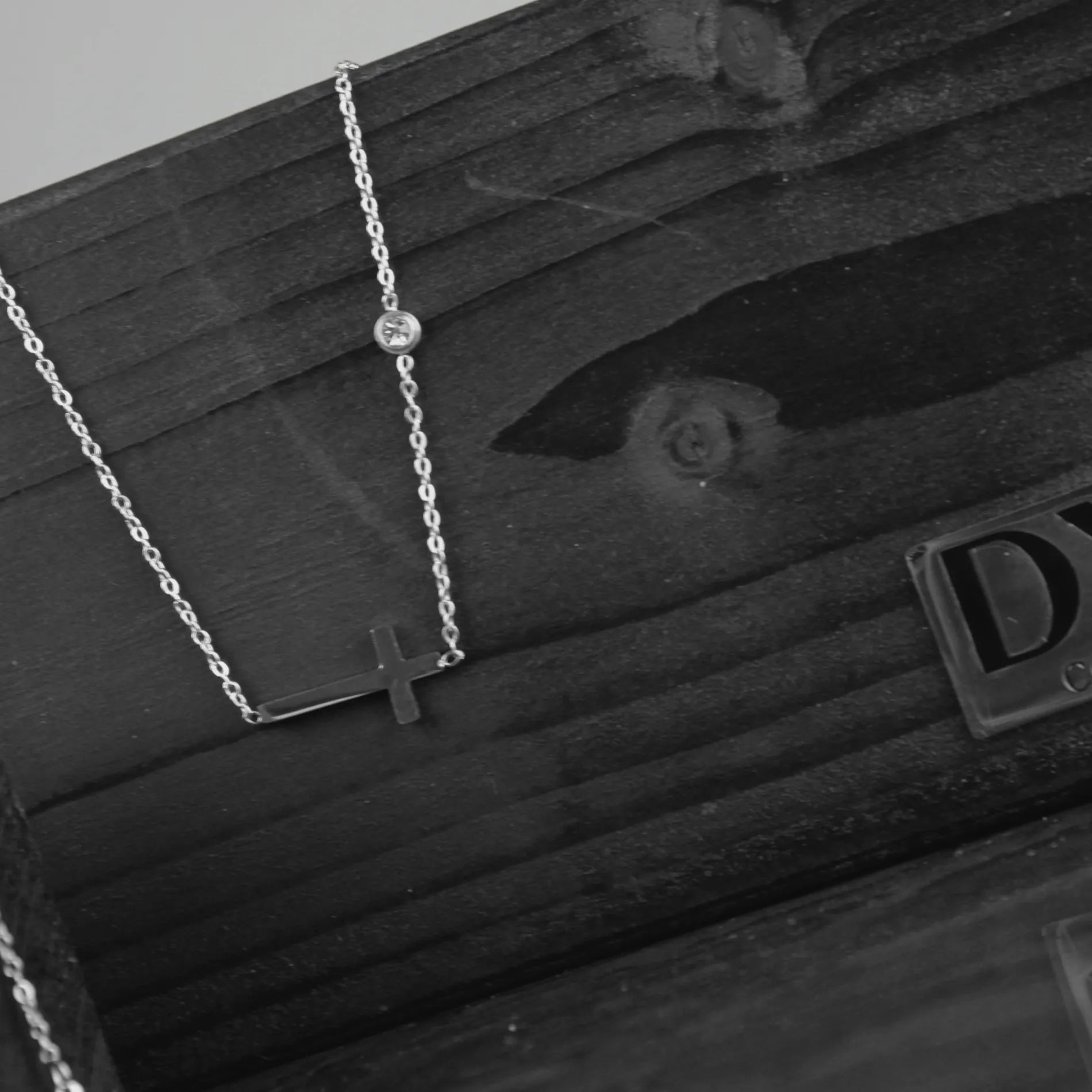 Love Waterproof Korte Heldere CZ Kruisketting Verzilverd, Dansk Copenhagen