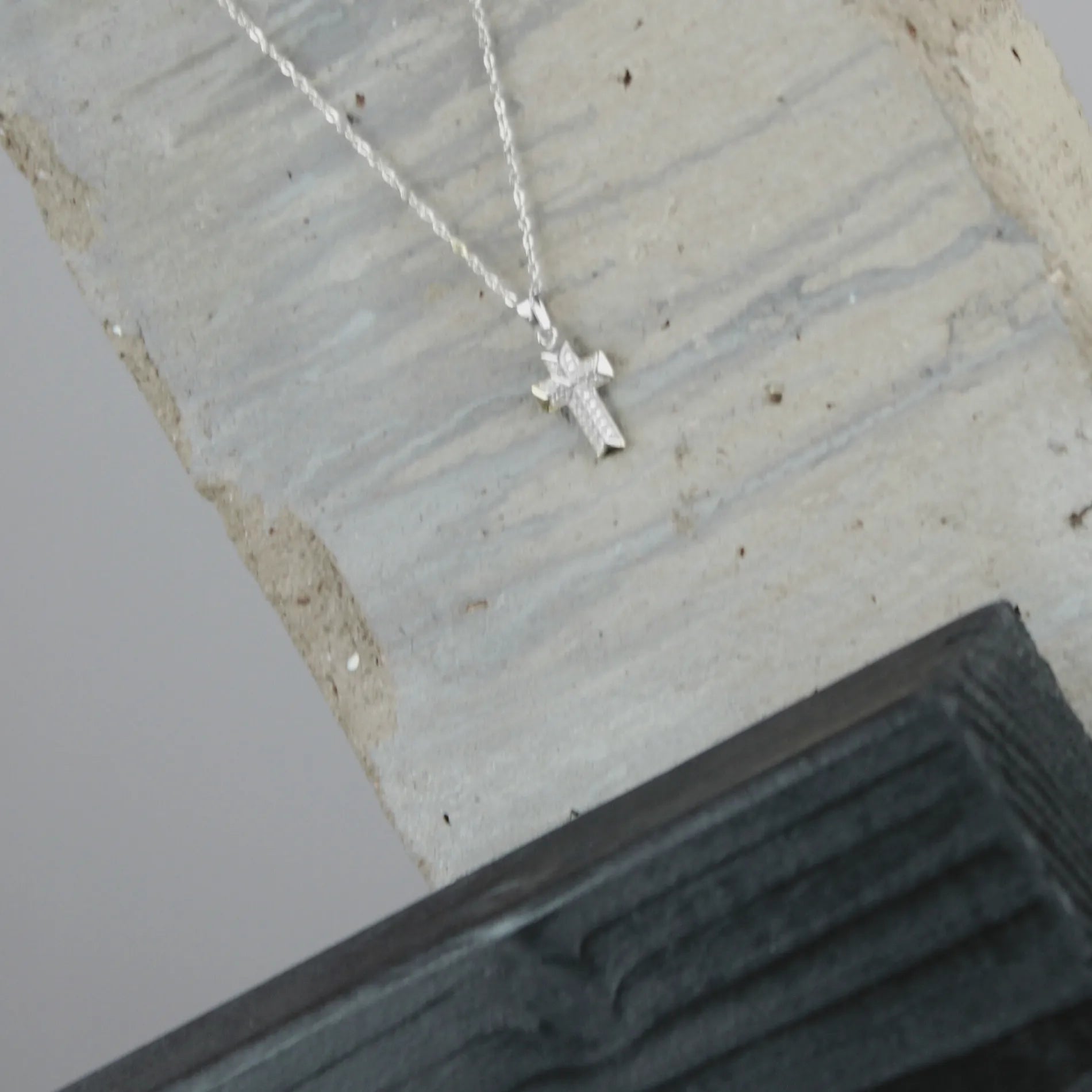 Love Waterproof Korte Heldere Multi CZ Kruis Ketting Verzilverd, Dansk Copenhagen