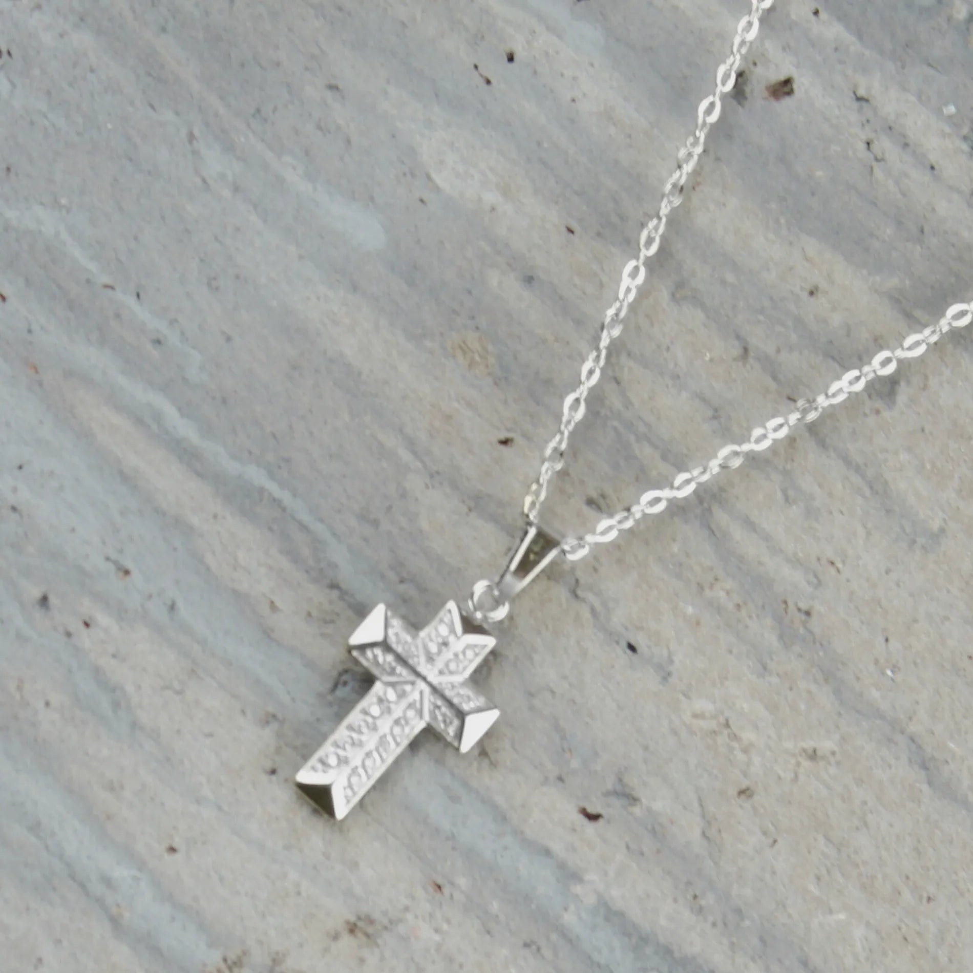 Love Waterproof Korte Heldere Multi CZ Kruis Ketting Verzilverd, Dansk Copenhagen