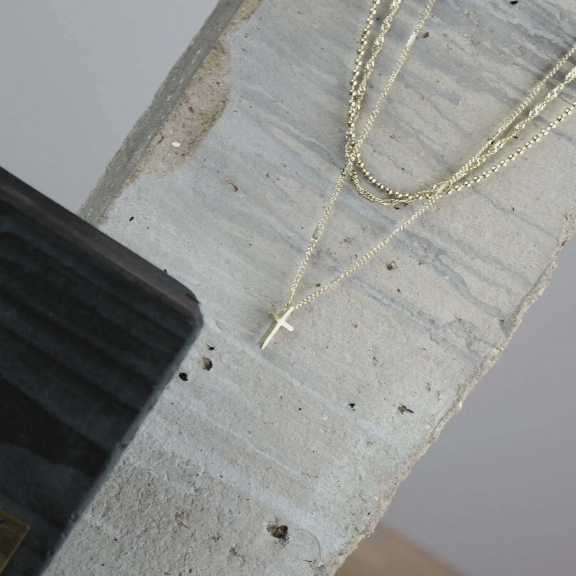 Love Waterproof Short Pre-layered Cross Necklace 18K Gold PlatingDNSK Copenhagen