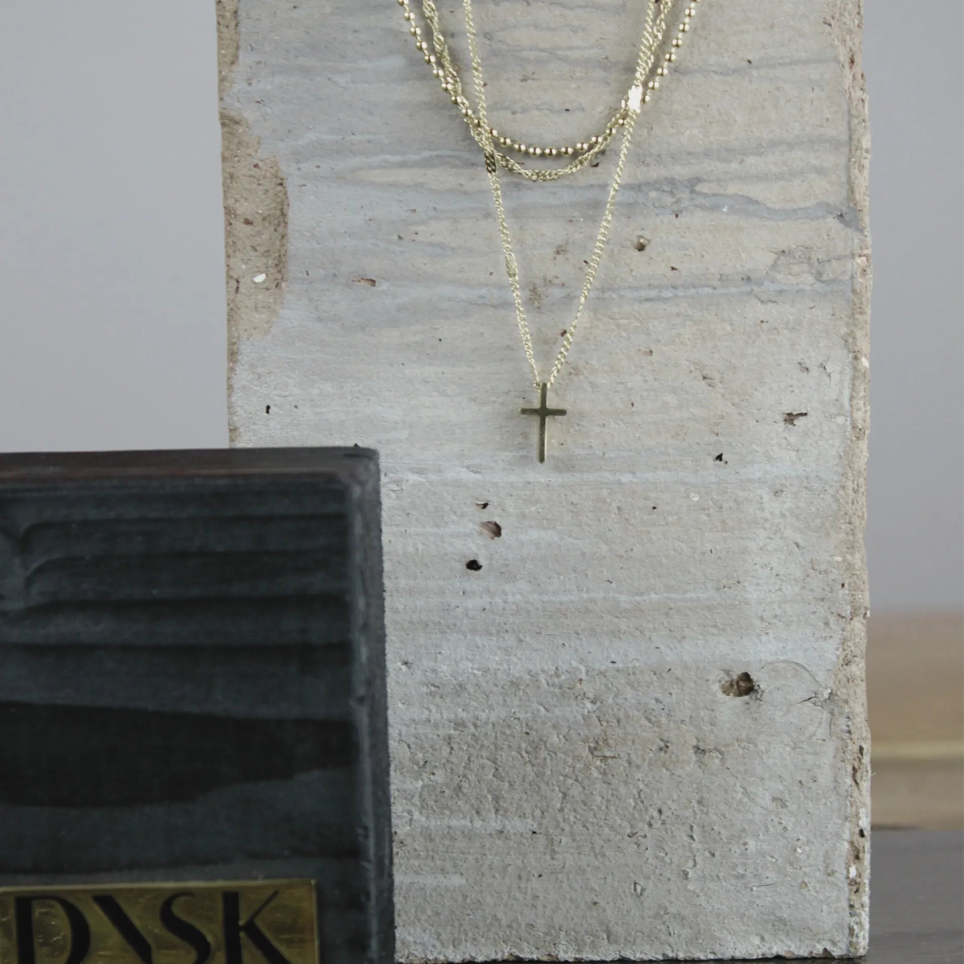 Love Waterproof Short Pre-layered Cross Necklace 18K Gold PlatingDNSK Copenhagen