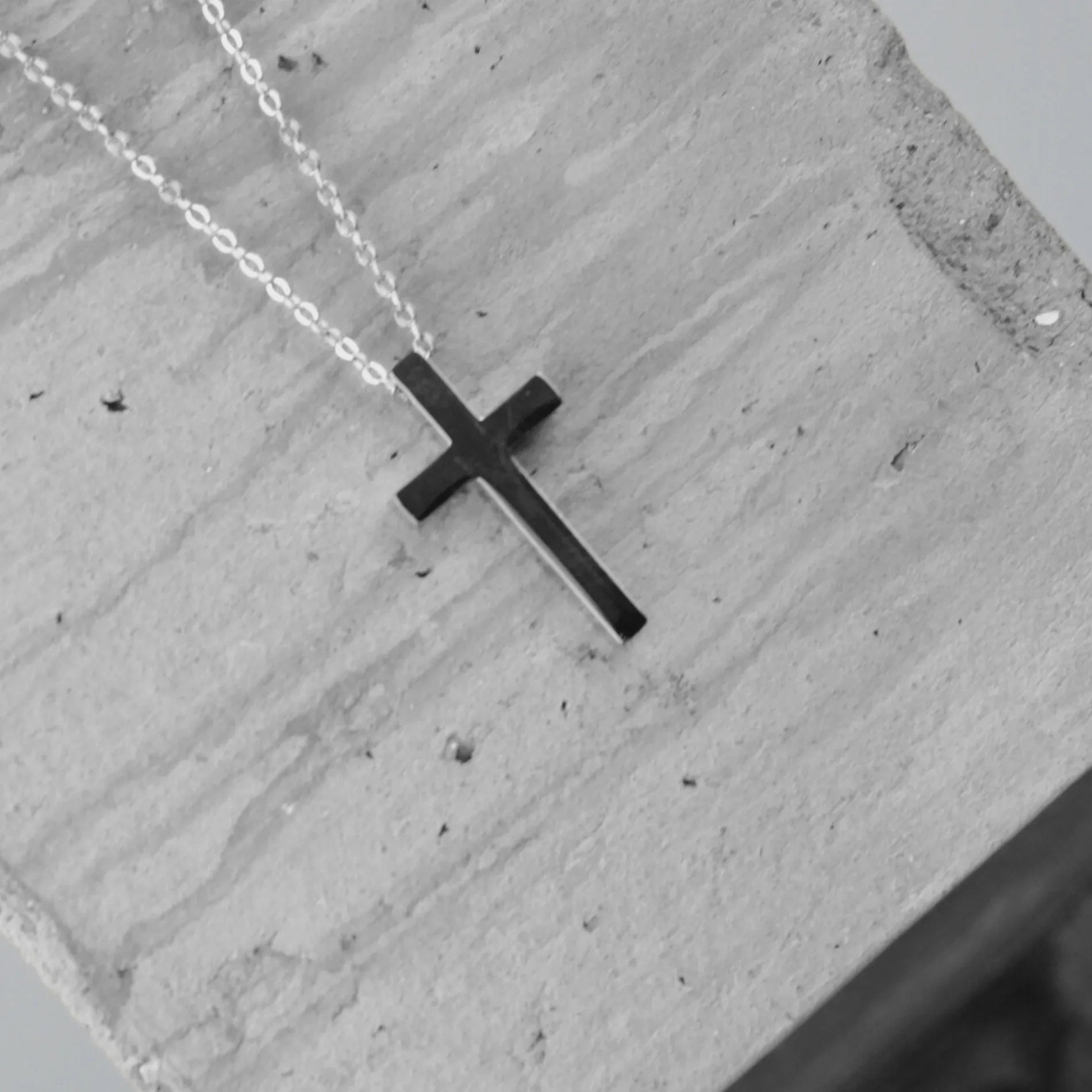 Love Waterproof Short Cross Necklace Silver PlatingDNSK Copenhagen