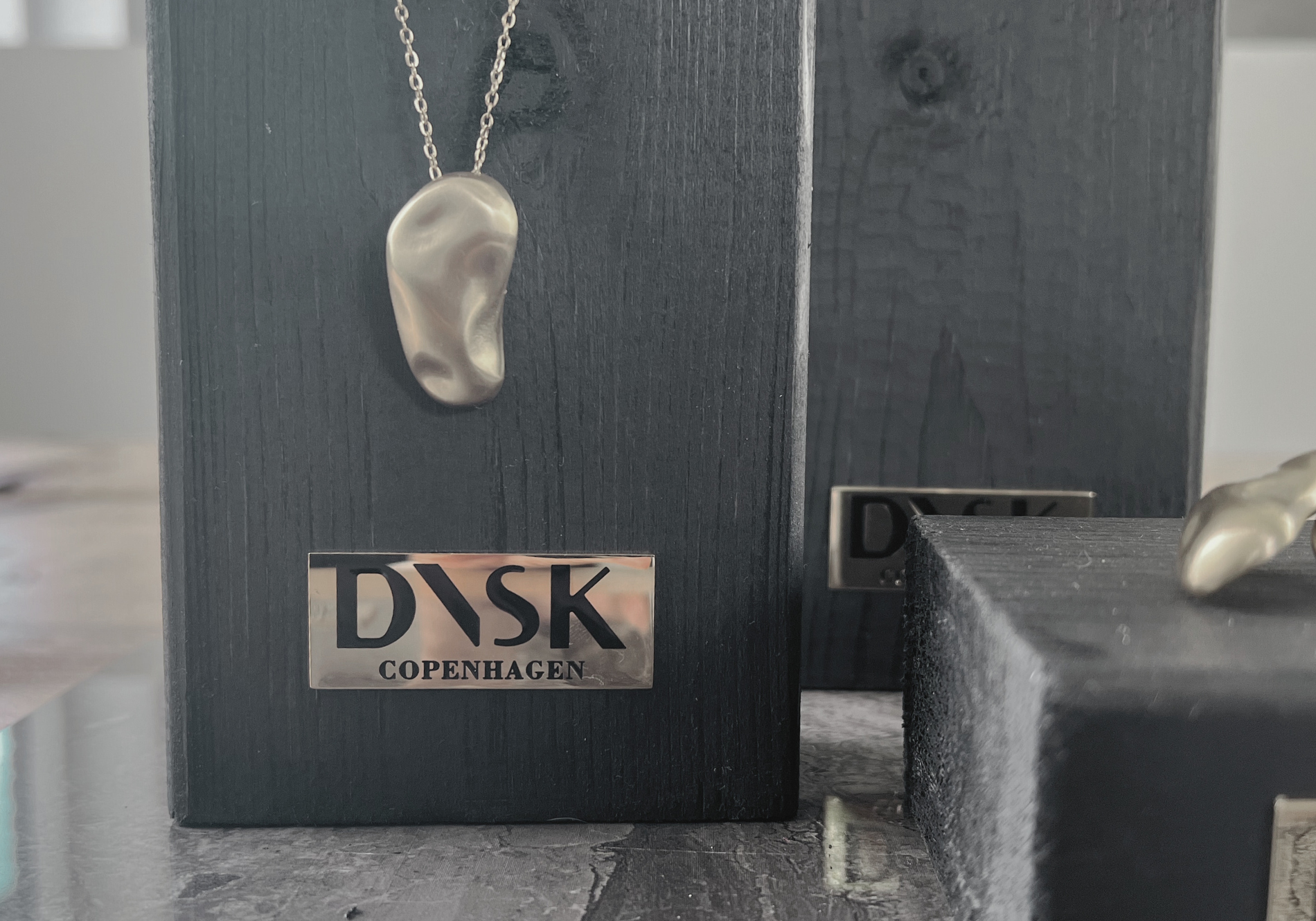 Courage Waterproof Lange geborstelde organische ketting verzilverd, DNSK Copenhagen
