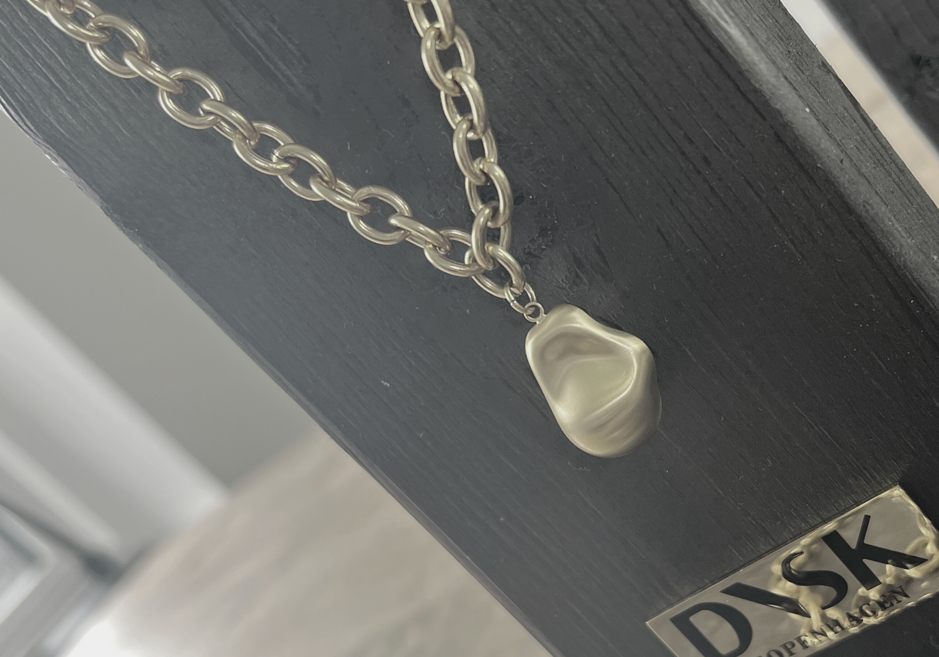 Courage Waterproof Korte geborstelde organische statement ketting verzilverd, DNSK Copenhagen