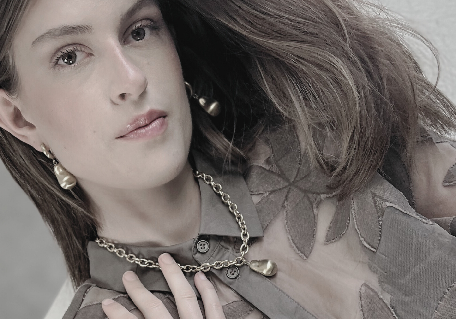 Courage Waterproof Korte geborstelde organische statement ketting verzilverd, DNSK Copenhagen
