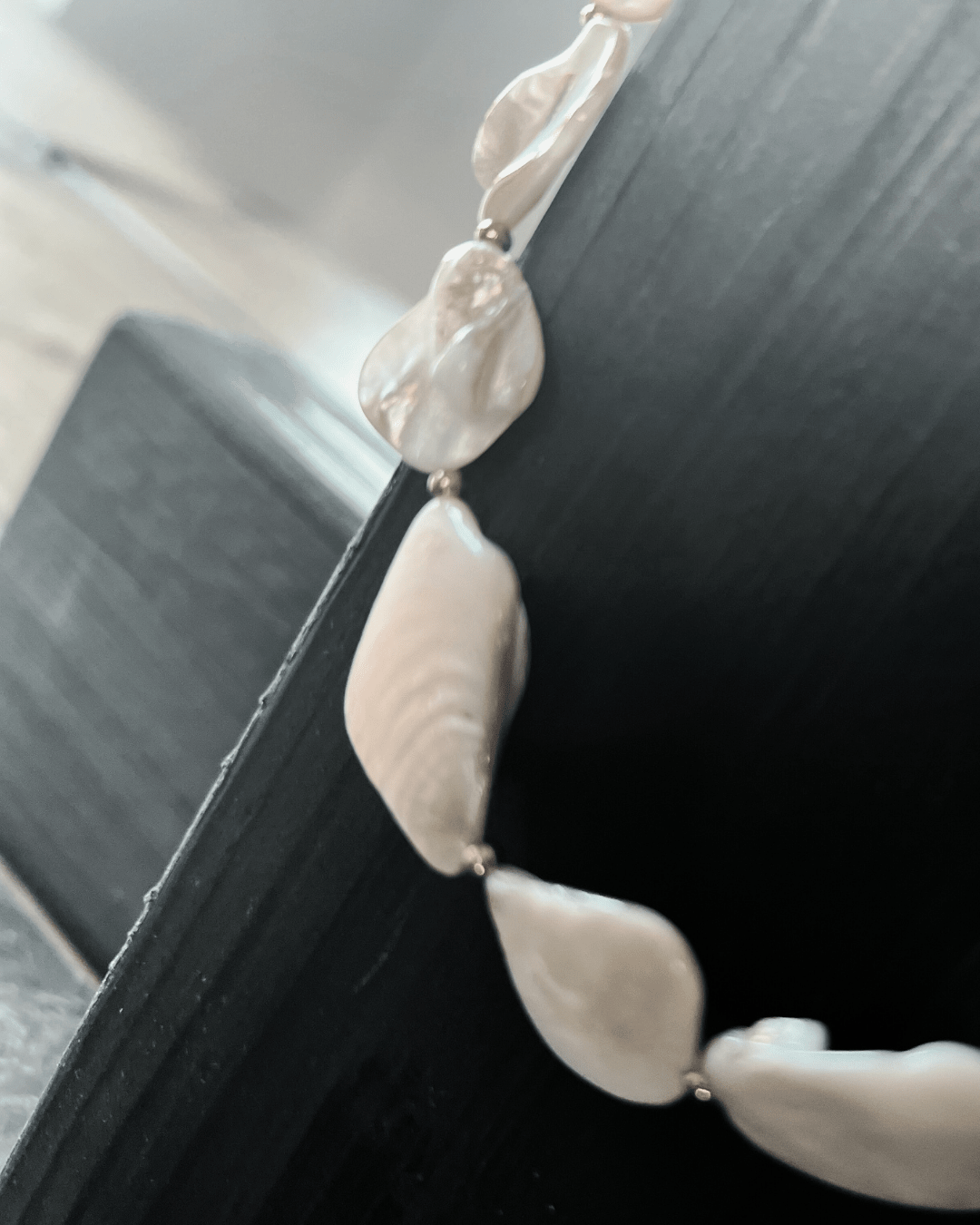 Joy Wasserfester Kurze Halskette aus Naturmuscheln, 18-Karat-vergoldet –DNSK Copenhagen