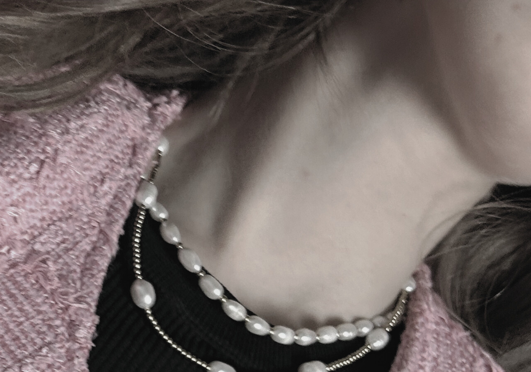 Joy Waterproof Collier court en perles d'eau douce et mini-boules plaqué or 18K, DNSK Copenhagen