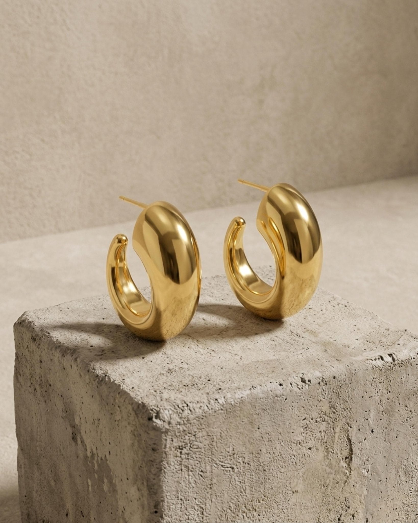 Courage Waterproof Chunky Curve Earring 18K Gold Plating - DANSK Copenhagen