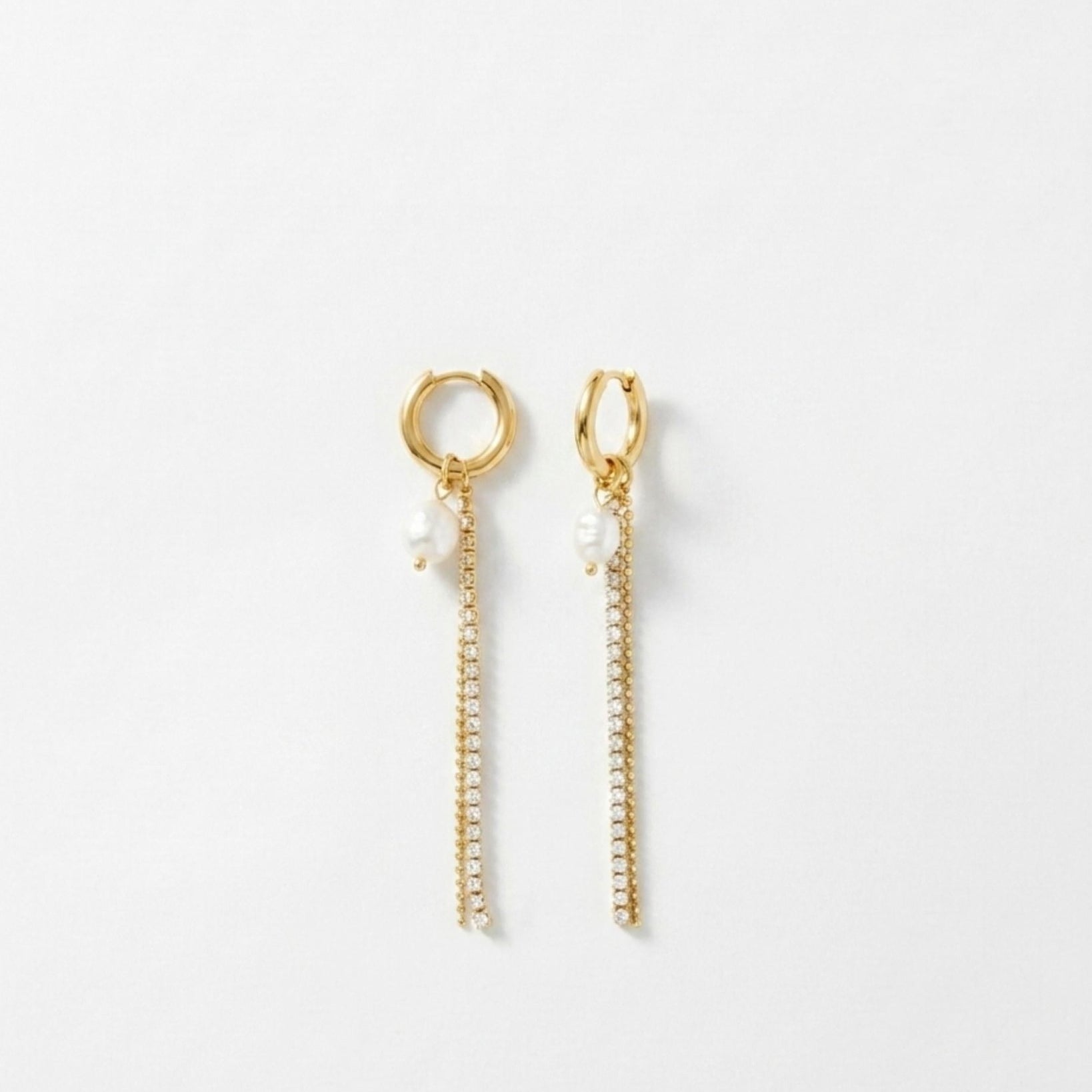 Joy Waterproof CZ Chain & Pearl Huggie 18K Gold Plating - DANSK Copenhagen