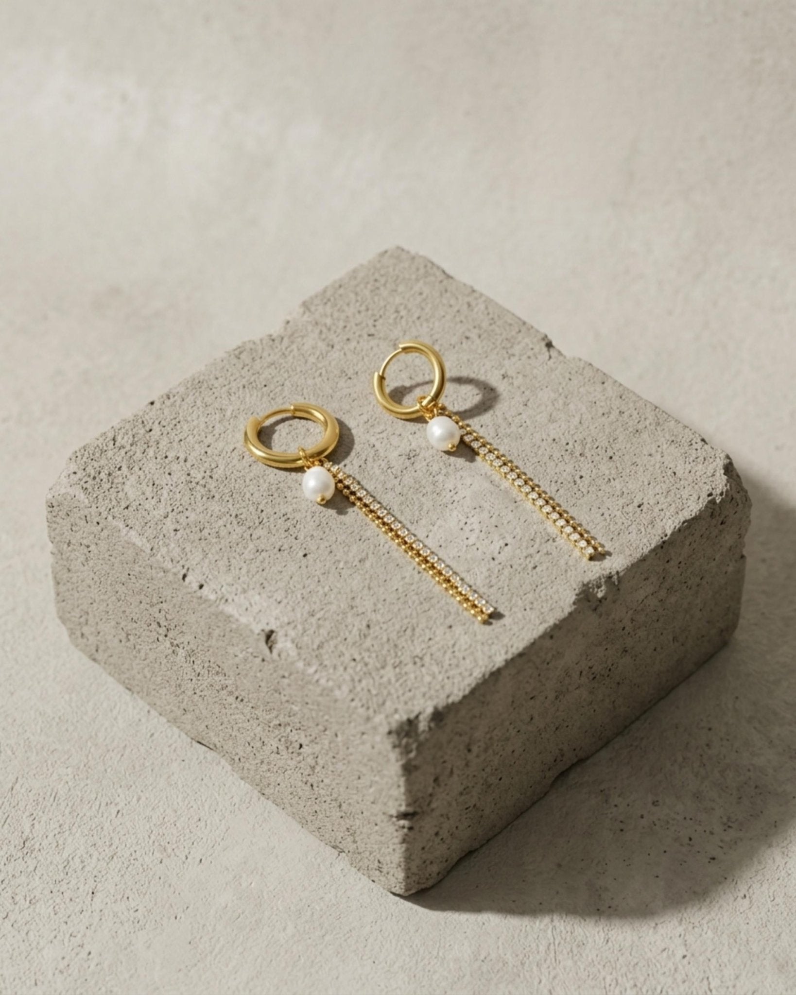 Joy Waterproof CZ Chain & Pearl Huggie 18K Gold Plating - DANSK Copenhagen