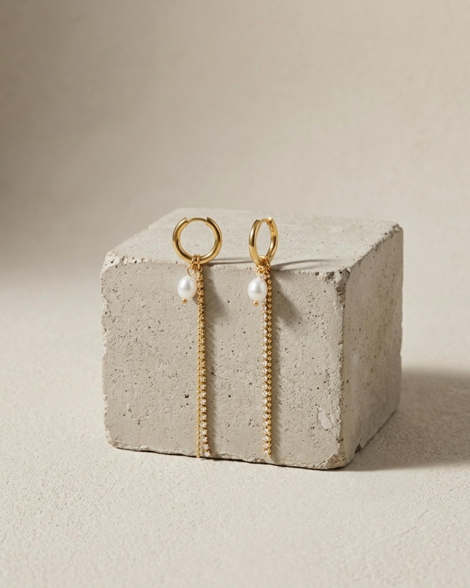 Joy Waterproof CZ Chain & Pearl Huggie 18K Gold Plating - DANSK Copenhagen