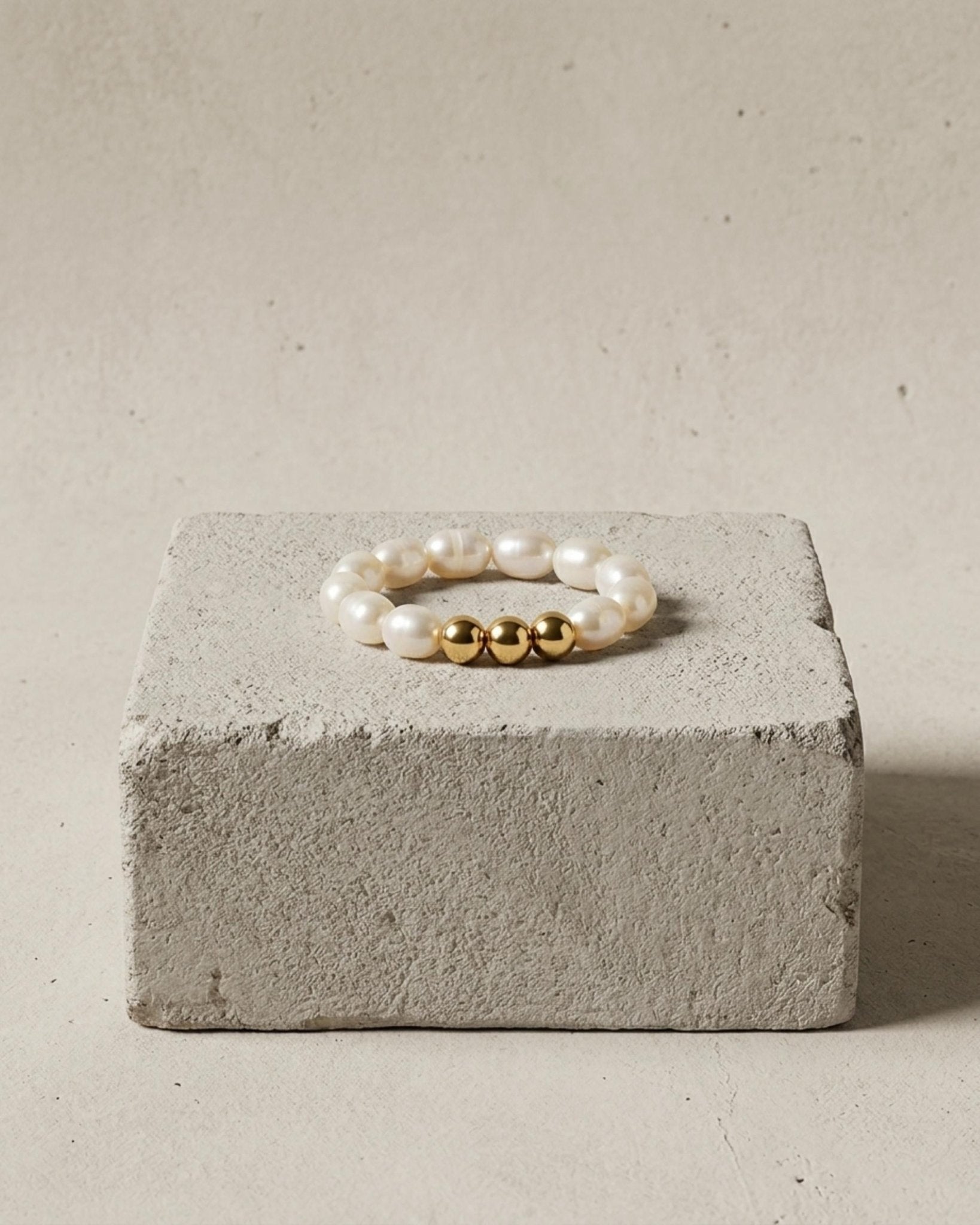 Joy Waterproof Elastic Pearl Ring 18K Gold Plating - DANSK Copenhagen