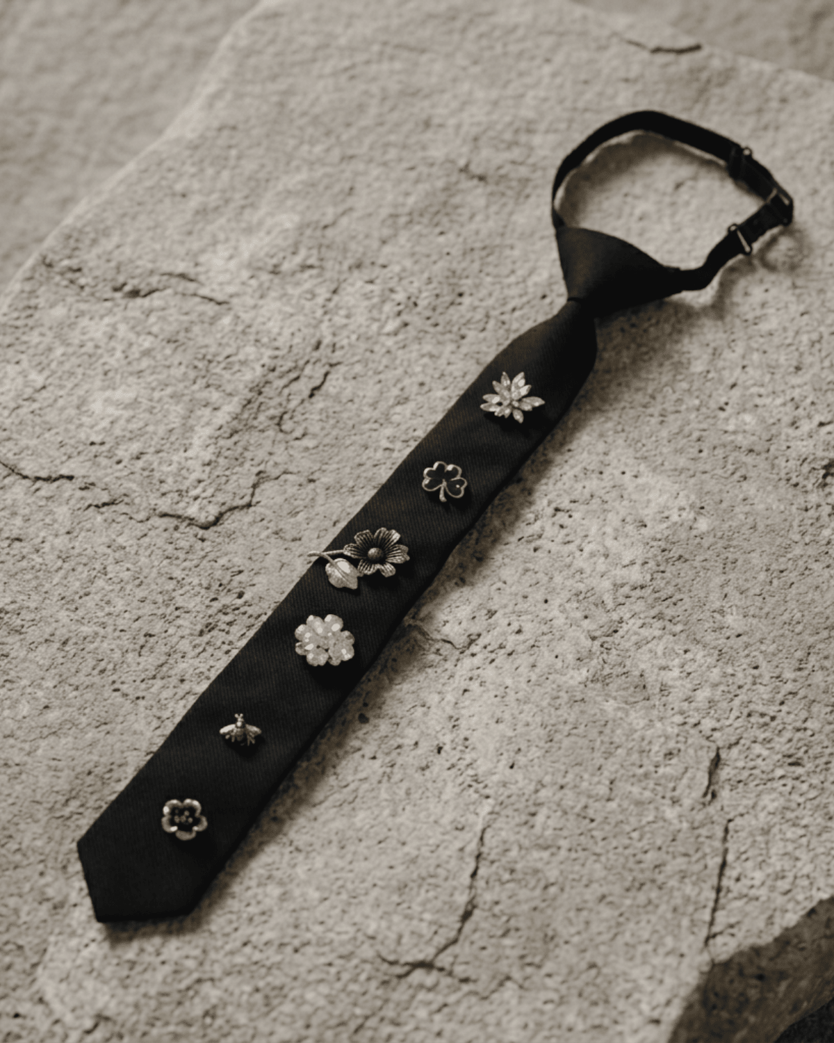 Lisa Neck Tie Black Fabric incl 6 Brooches Adjustable -DNSK Copenhagen