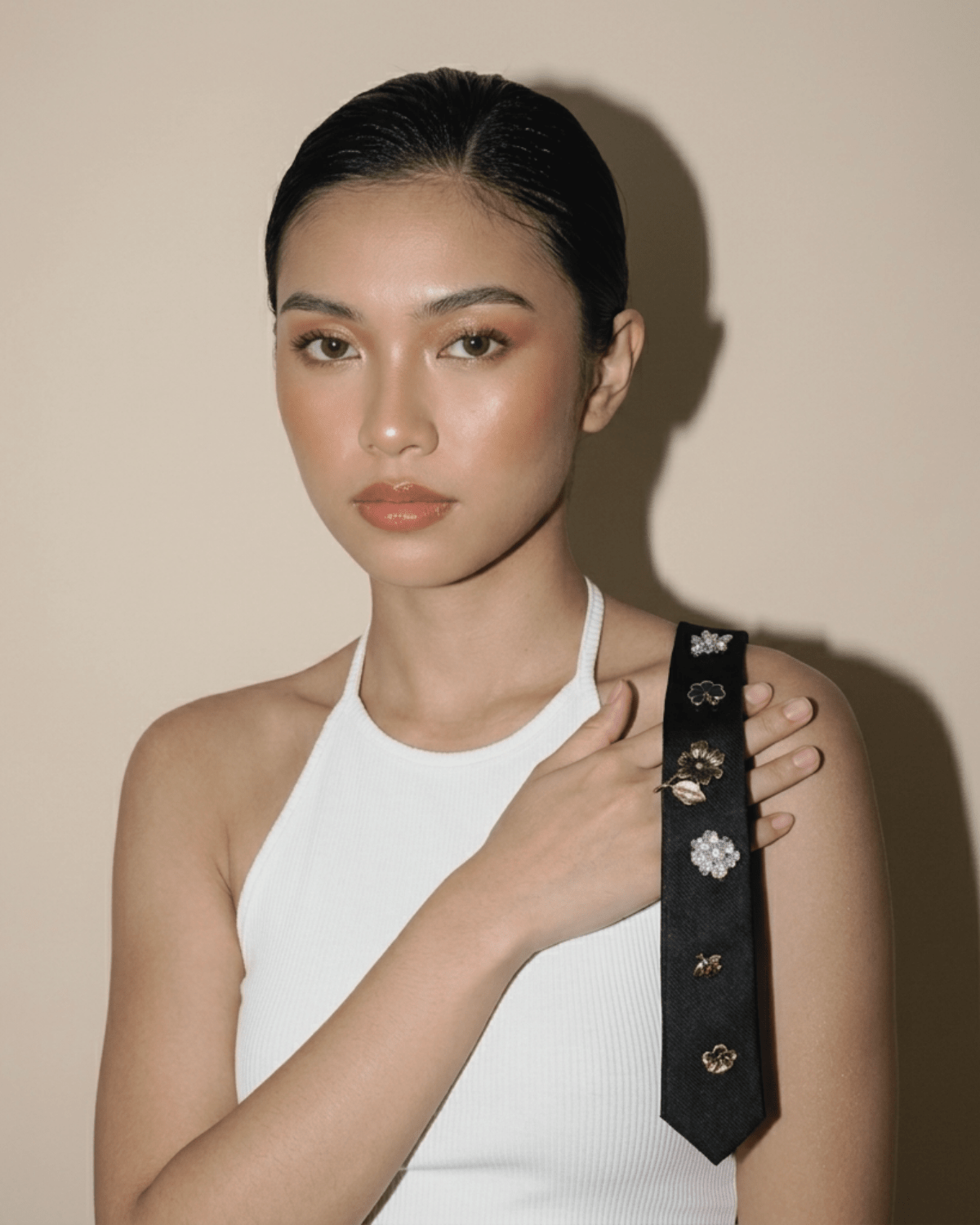 Lisa Neck Tie Black Fabric incl 6 Brooches Adjustable -DNSK Copenhagen
