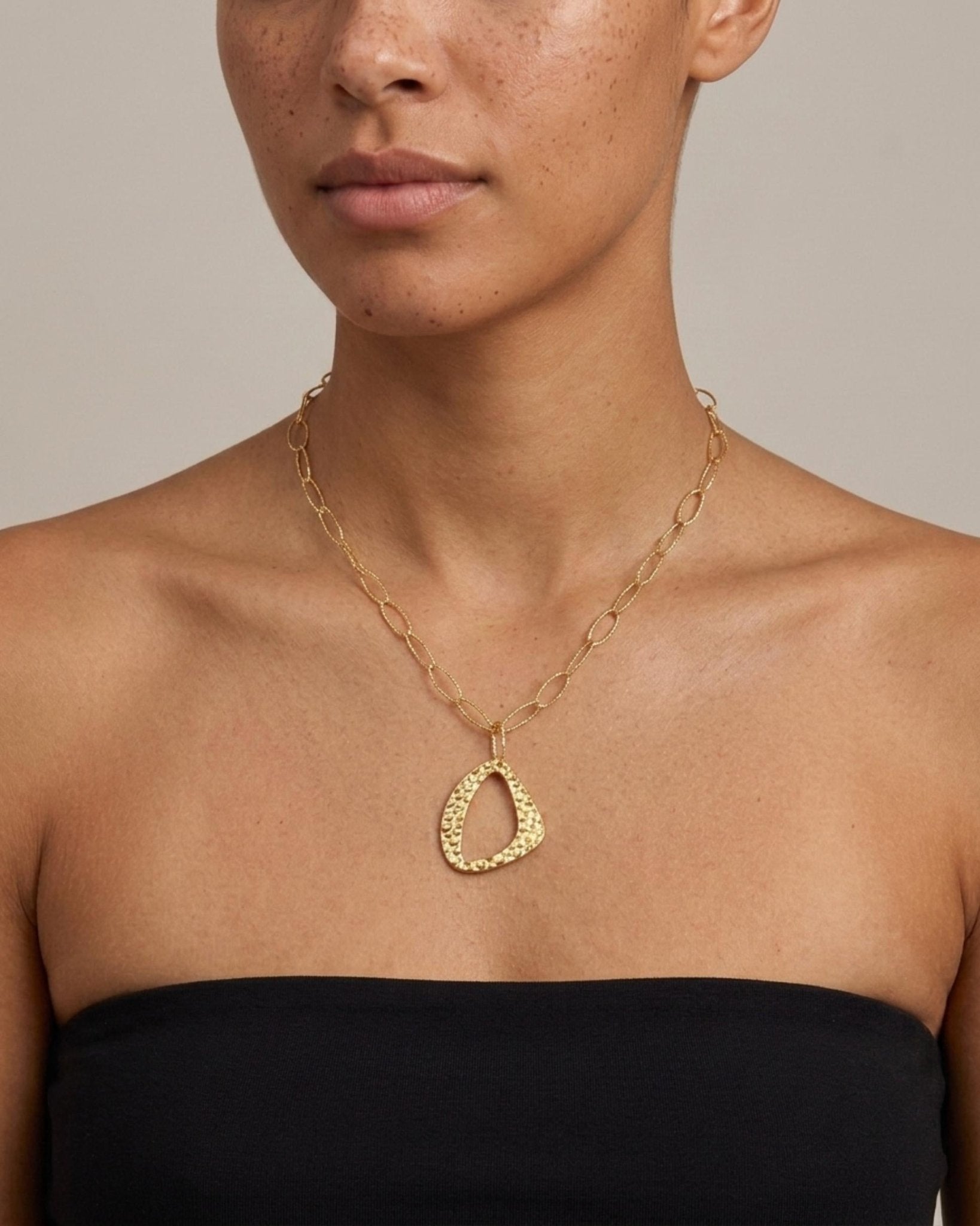 RAGNA Waterproof 18K Gold Plated Long Minimalistic Necklace - Hammered Stainless Steel - DANSK Copenhagen
