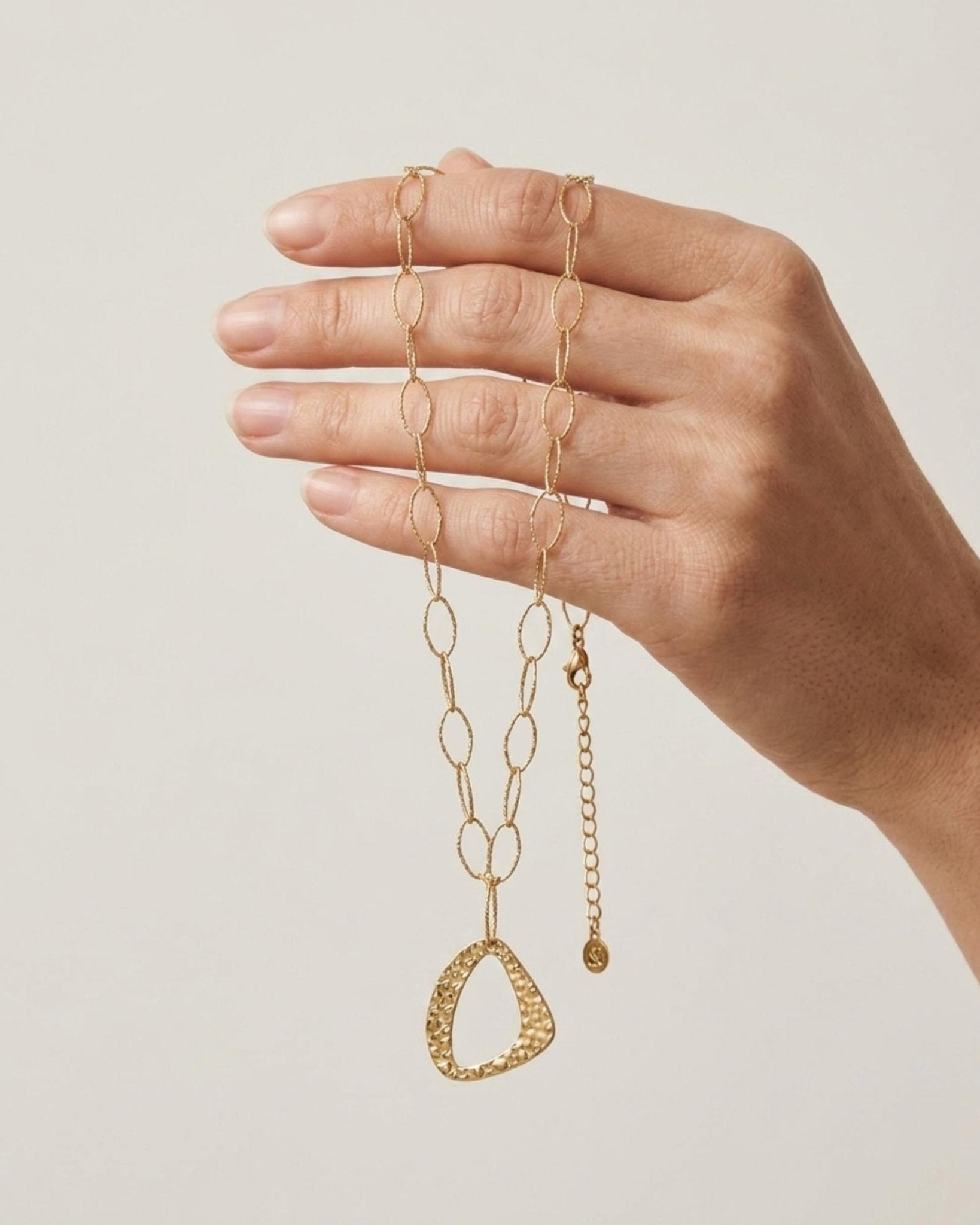 RAGNA Waterproof 18K Gold Plated Long Minimalistic Necklace - Hammered Stainless Steel - DANSK Copenhagen