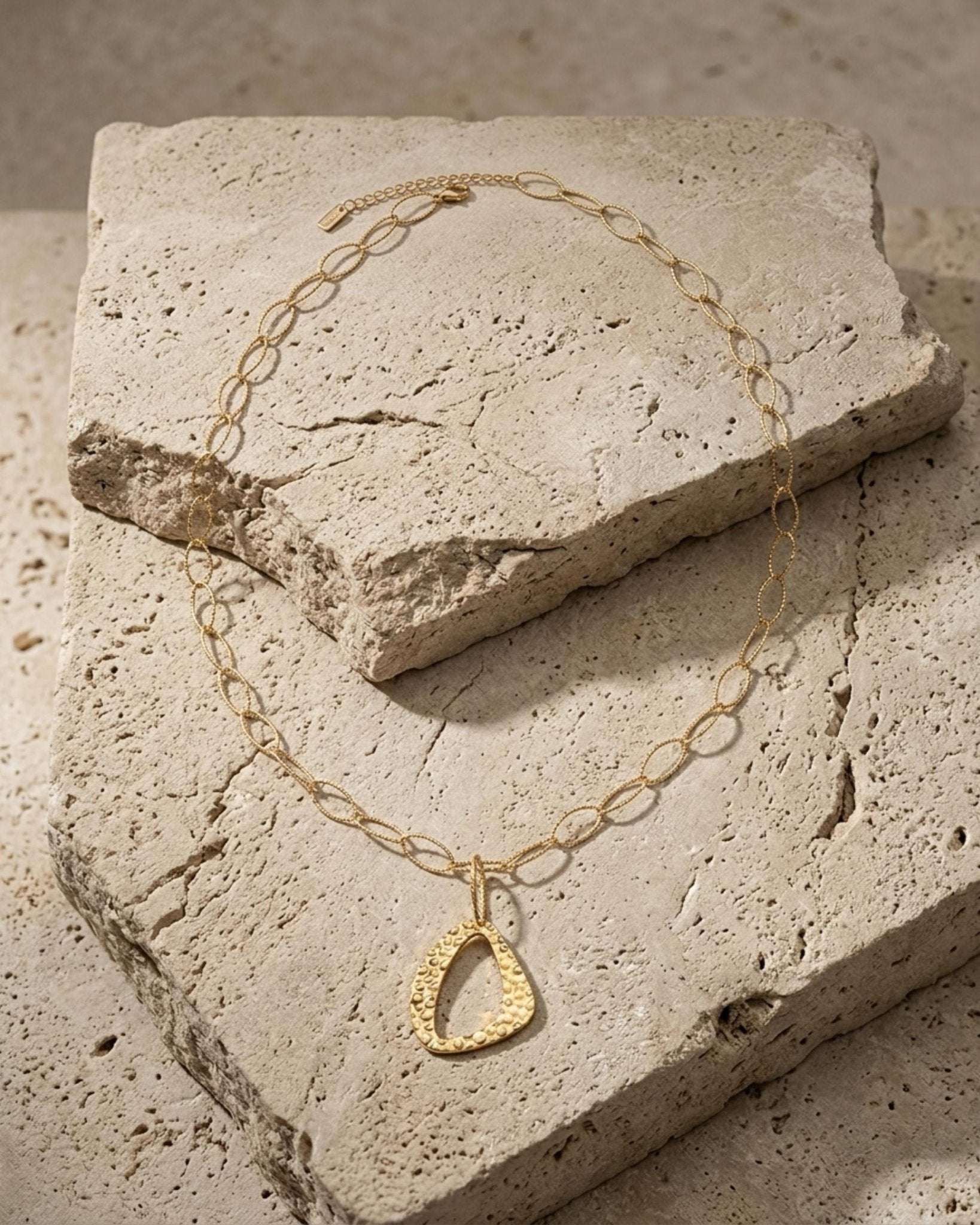 RAGNA Waterproof 18K Gold Plated Long Minimalistic Necklace - Hammered Stainless Steel - DANSK Copenhagen