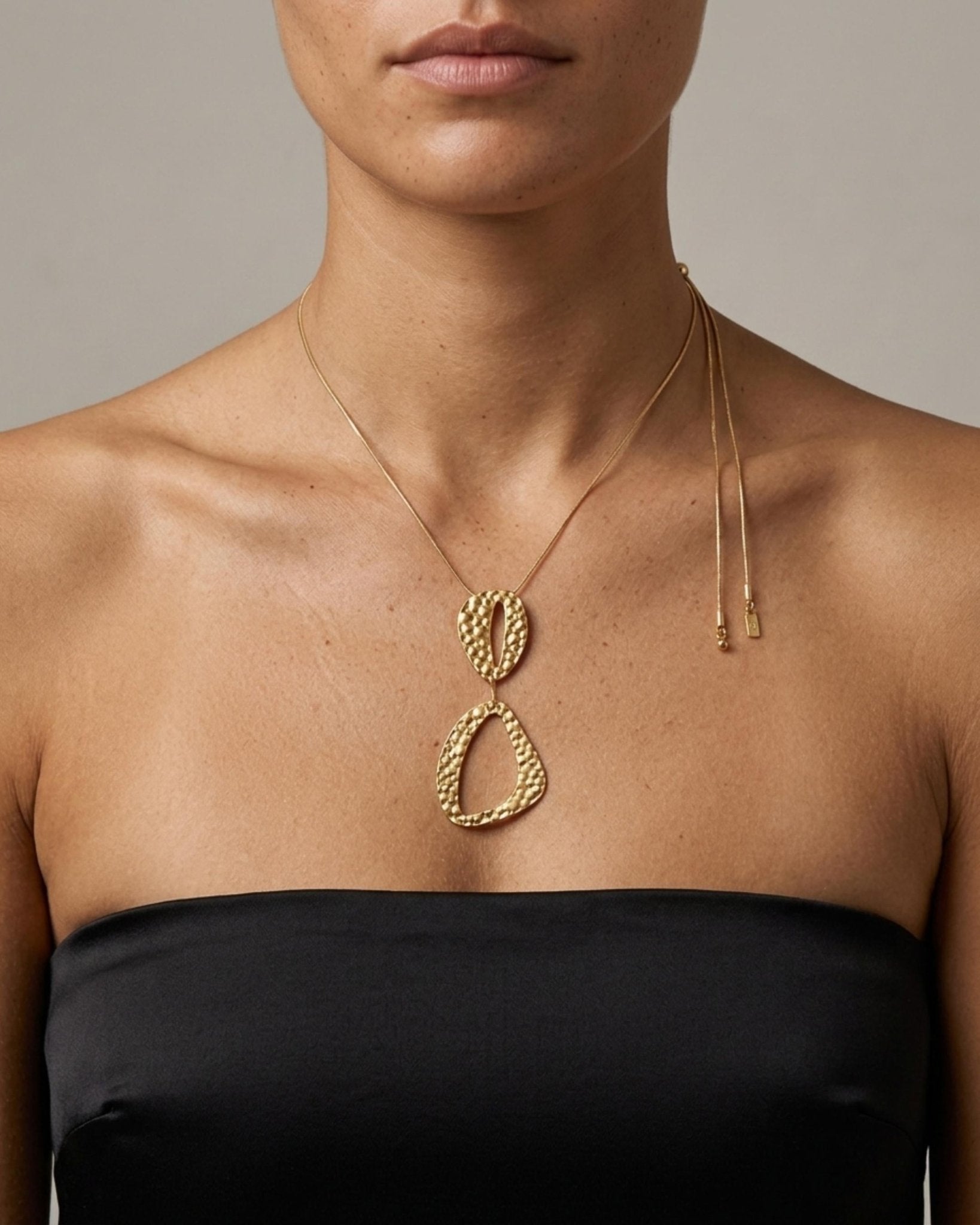 RAGNA Waterproof 18K Gold Plated Original Simple Necklace - Adjustable Chain & Hammered Stainless Steel - DANSK Copenhagen