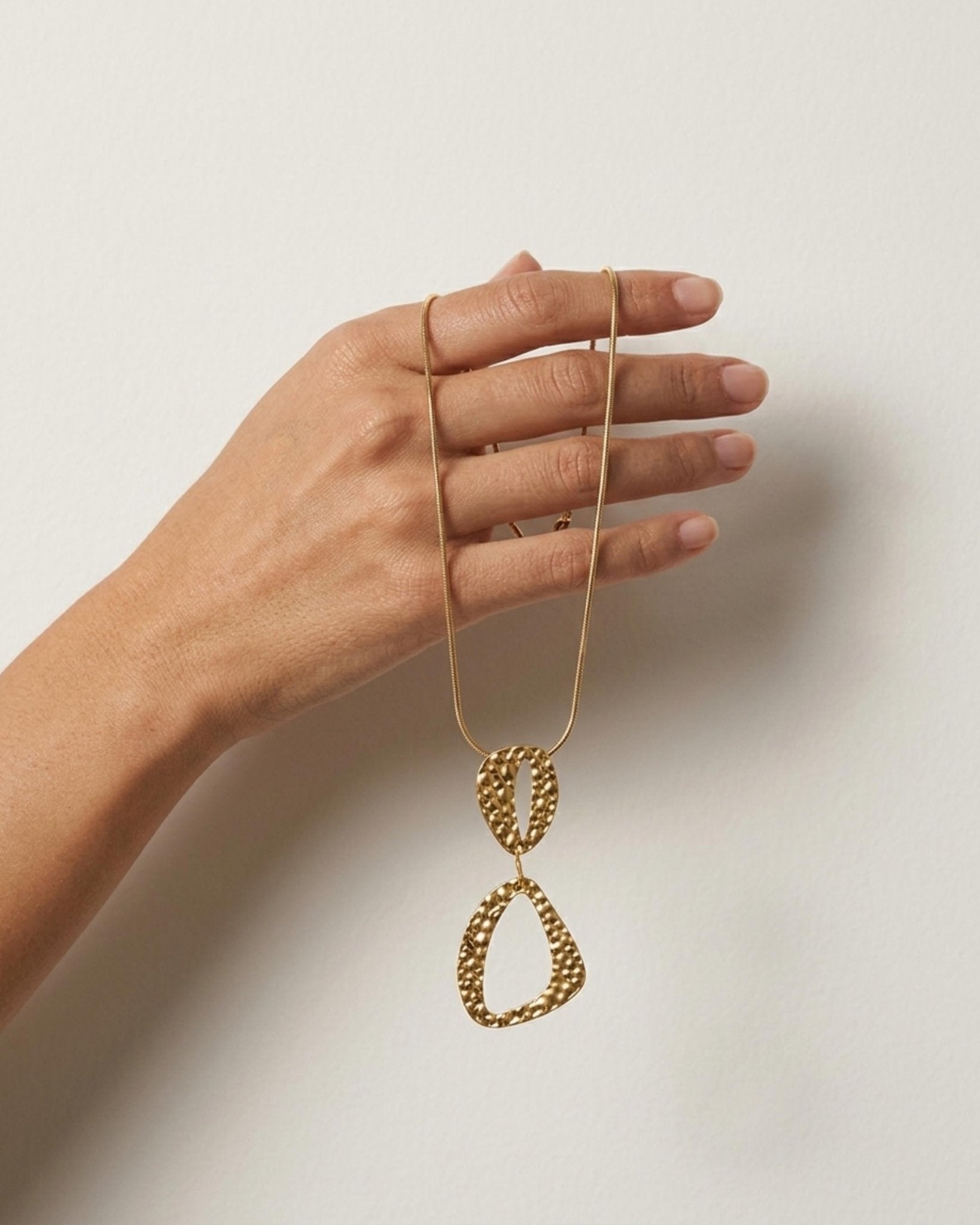 RAGNA Waterproof 18K Gold Plated Original Simple Necklace - Adjustable Chain & Hammered Stainless Steel - DANSK Copenhagen