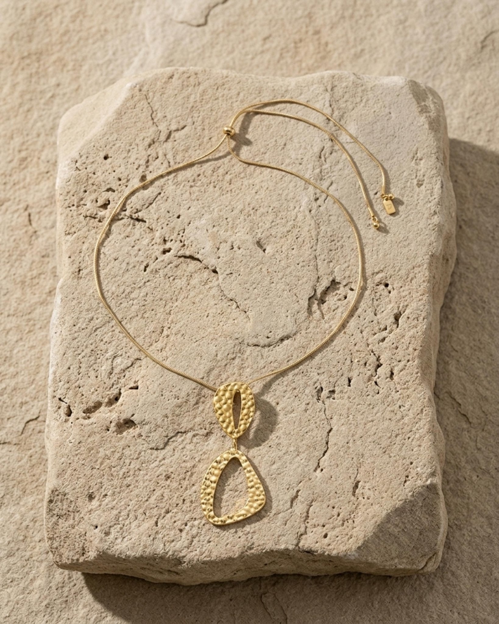 RAGNA Waterproof 18K Gold Plated Original Simple Necklace - Adjustable Chain & Hammered Stainless Steel - DANSK Copenhagen
