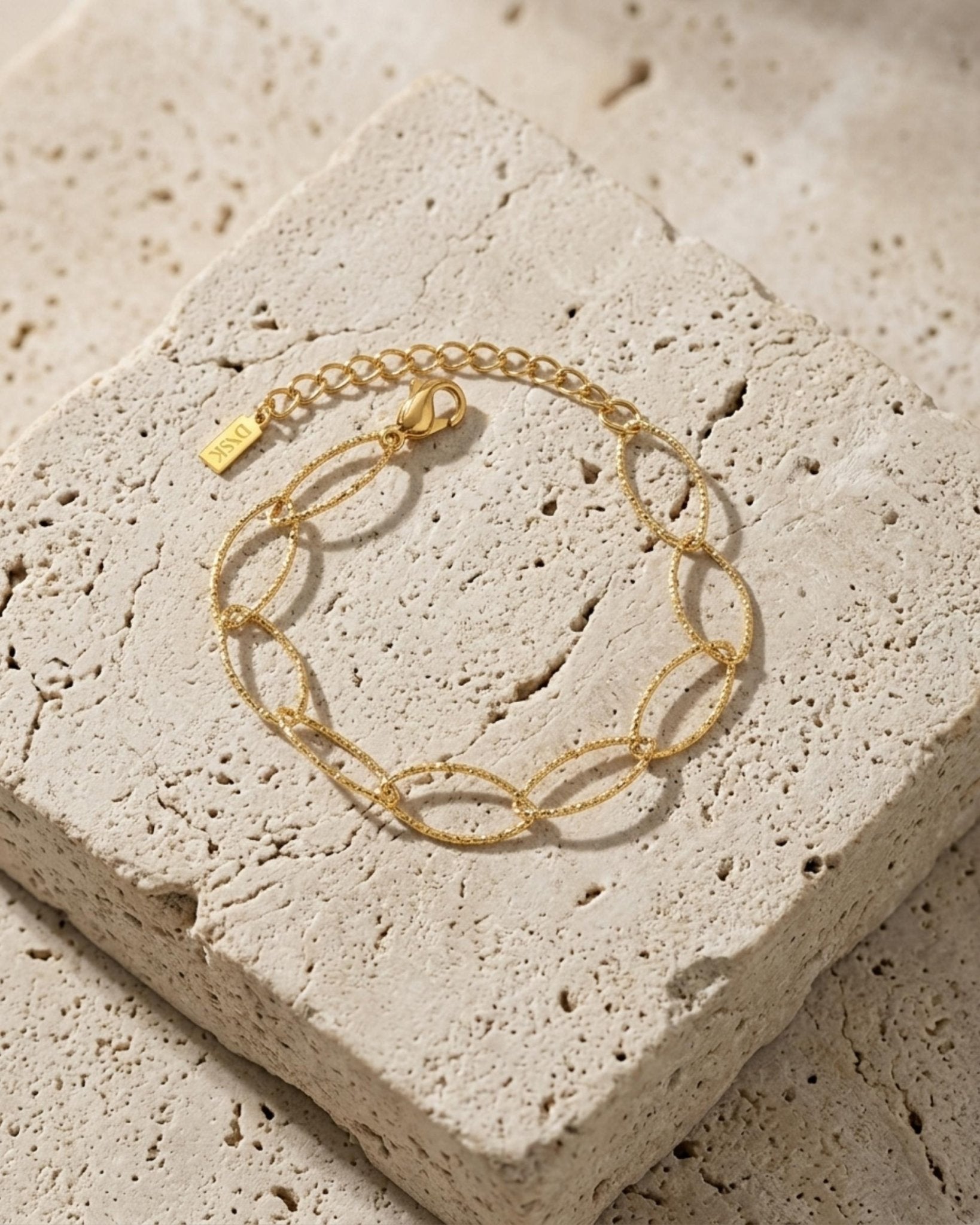 RAGNA Waterproof 18K Gold Plated Oval Link Bracelet - Structured Stainless Steel - DANSK Copenhagen